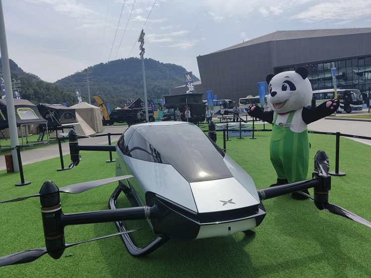 318自驾游全国装备展销会引领低空经济新风尚 多款低空飞行器惊艳亮相(图1)